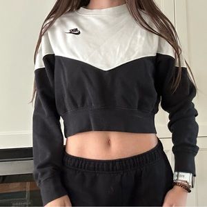 Cropped Nike black and white  crew neck
